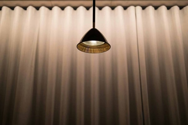 Comment placer des lampadaires industriels pour bien éclairer vos pièces ?