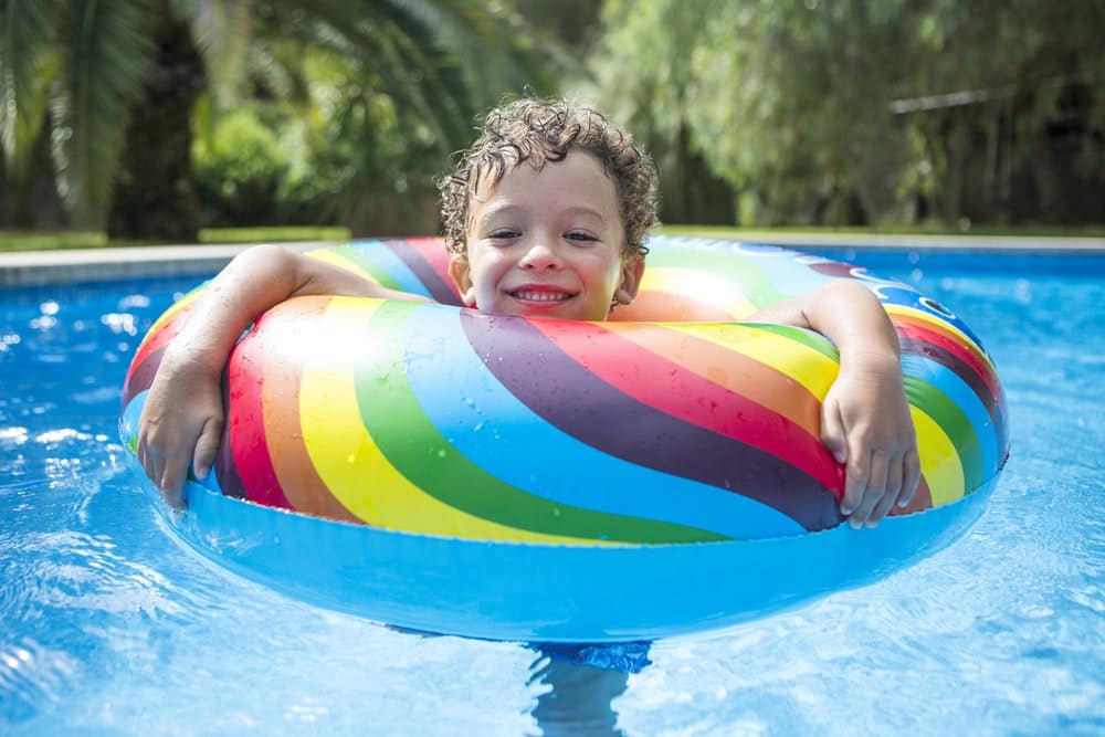 Rendre votre piscine plus sûre et élégante avec une barrière en verre
